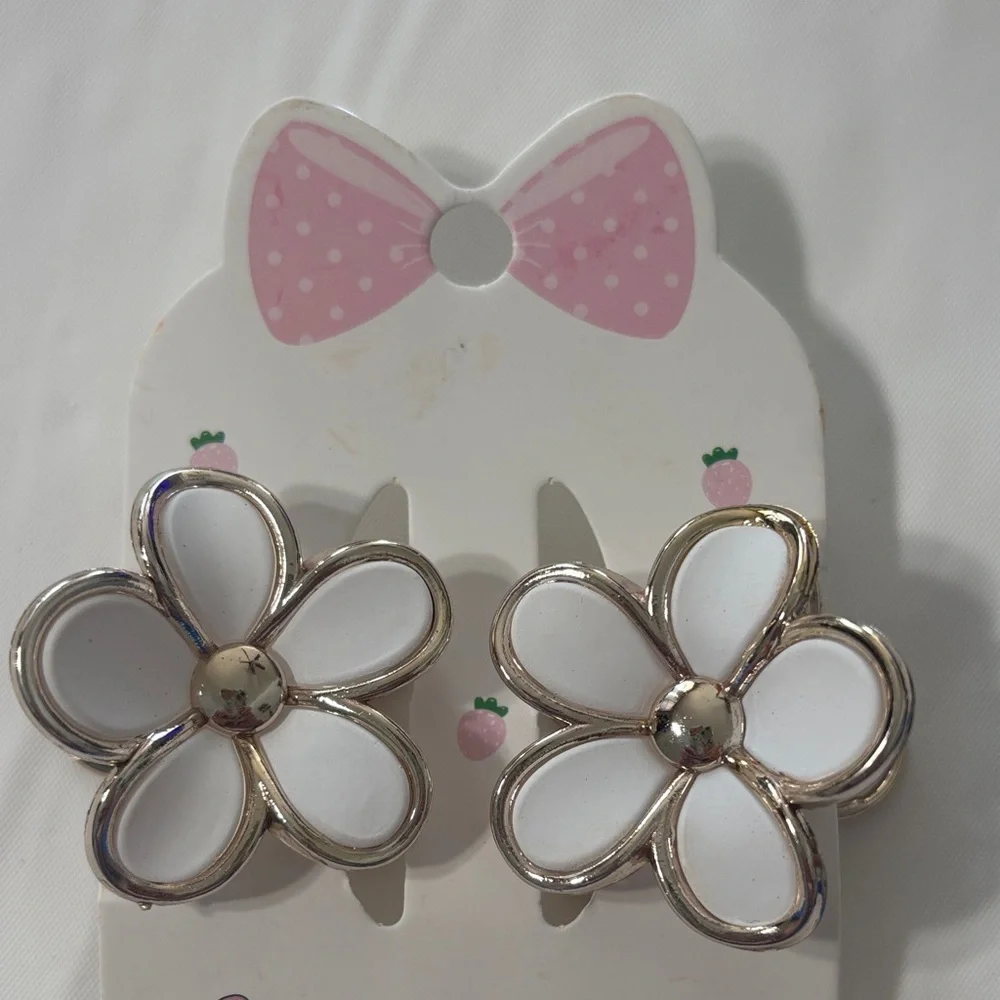 White Flower Hair Clips (1 Pair)